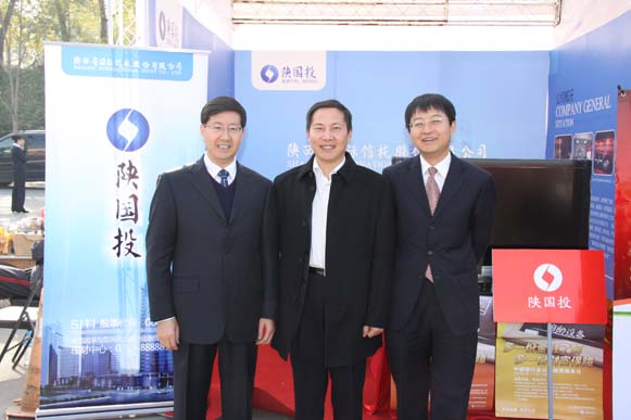 2010122122139538 陕西证监局局长助理孔兵在公司宣传工作台前视察并合影